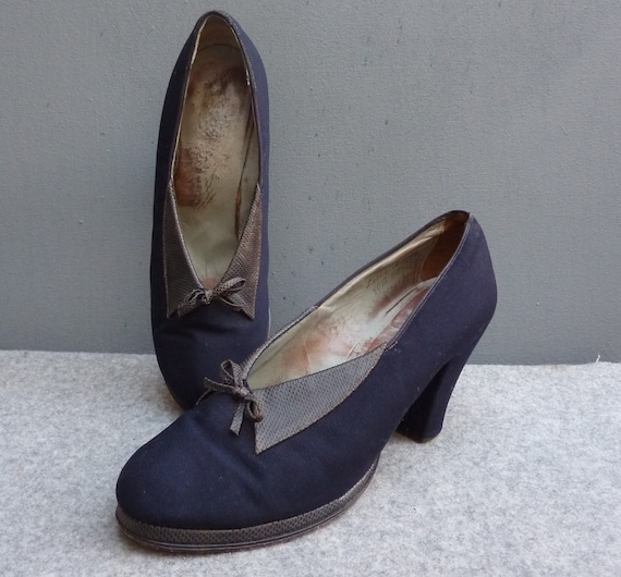 Super Vintage 1940s Shoes Navy Blue Fabric Platfo… - image 1