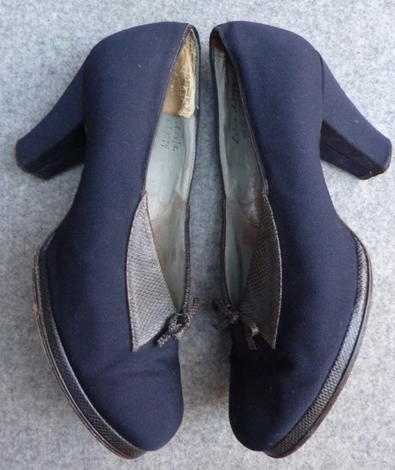 Super Vintage 1940s Shoes Navy Blue Fabric Platfo… - image 6