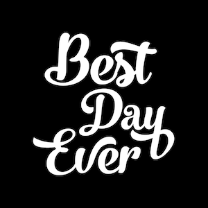 Könnte beinhalten: Weißer kursiv geschriebener Text auf schwarzem Hintergrund, der "Best Day Ever" lautet.