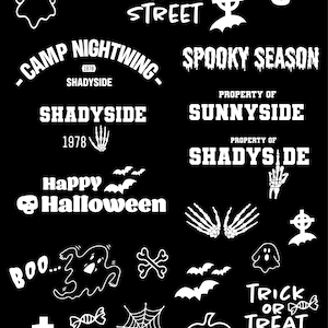 Può includere: Illustrazioni a tema Halloween in bianco e nero con grafica spettrale, tra cui fantasmi, pipistrelli, teschi, ossa incrociate, una ragnatela, una zucca, caramelle e testo che recita "Here for the boos... Fear Street", "Camp Nightwing - Shadyside 1978", "Shadyside 1978", "Happy Halloween", "Boo...", "Spooky Season", "Property of Sunnyside", "Property of Shadyside", "Trick or Treat".