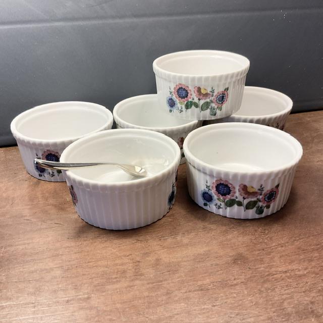 フランス製APILCO磁器製ラメキン6個セット：リブ付き花柄スフレ皿