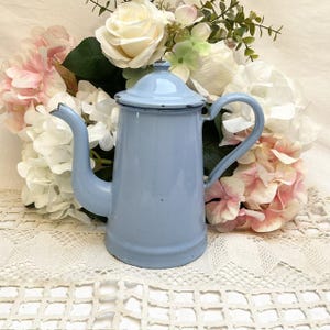 vintage, français, moyen, bleu pâle, émail, cafetière sur la cuisinière, articles émaillés, ferme rustique, shabby chic