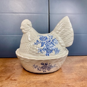 Terrina grande de mayólica Crown Devon con forma de gallina sobre cesta, estampado floral azul, cesta para huevos, decoración de cocina y mesa, artículo de colección.