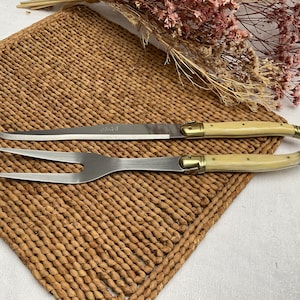 Authentisches LAGUIOLE, Tranchierbesteck, Messer und Gabel, cremefarbenes Harz, geschmiedete Bienenmarke, gehärteter Edelstahl, Besteck, Weihnachtsgeschenk