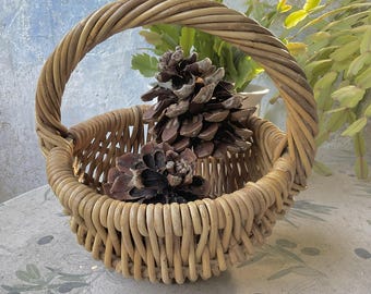 Cesta de ervas em vime trançado à mão: pequena cesta francesa para colheita, Páscoa.