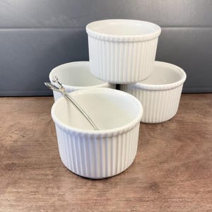 Set van 4 witte porseleinen geribbelde Apilco-vormpjes: souffleschalen