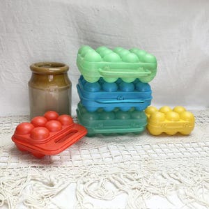 Jaren 60, Frans, plastic, rood, geel, blauw, groen, eierdozen, keukenopslag, retro keuken