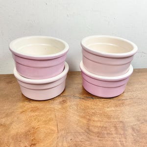 Puede incluir: Un letrero de madera rústico con el texto "Welcome to our home" en letras blancas. El letrero presenta un acabado envejecido y un diseño sencillo y acogedor, ideal para la decoración de la puerta principal.