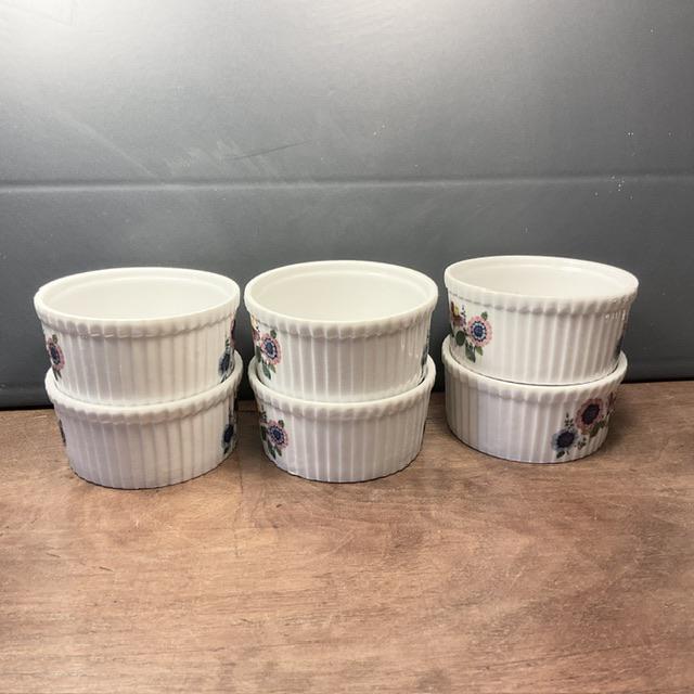 フランス製APILCO磁器製ラメキン6個セット：リブ付き花柄スフレ皿