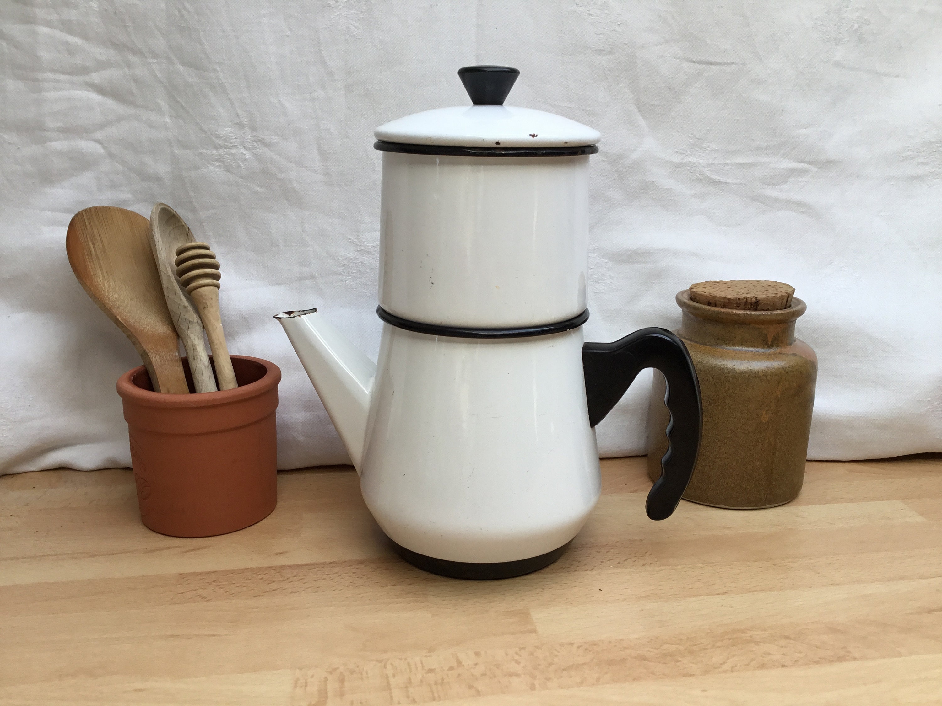 Années 1950, Français, Émail Blanc, Cafetière, Théière, Cuisine Rustique, de Campagne, Campagne Shab