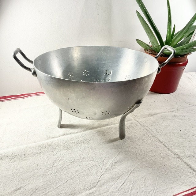 années 1950, français, tournus, aluminium, 3 pieds, passoire, ferme française, kitchenalia