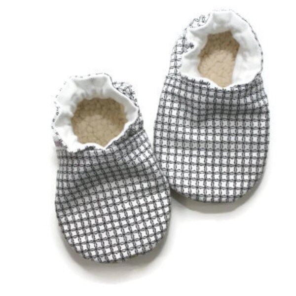 Baby booties-soft sole baby shoes-unisex baby shoes-baby shoes-baby slippers-baby moccs-soft sole baby moccasins-baby moccasins-crib shoes