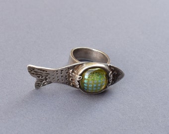 Silver Ring fish shaped with iridescent green, gold cabochon. Hand fabricated by Valentina Plishchina