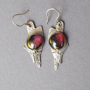 Pendientes de plata - &quot;Llamas de vino&quot;: pendientes colgantes de plata fina reciclada hechos a mano con cabujones de vidrio dicroico.