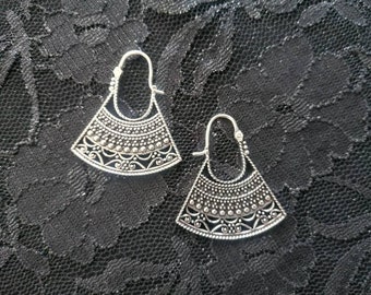 Silver earrings with fan shape, ethnic style.