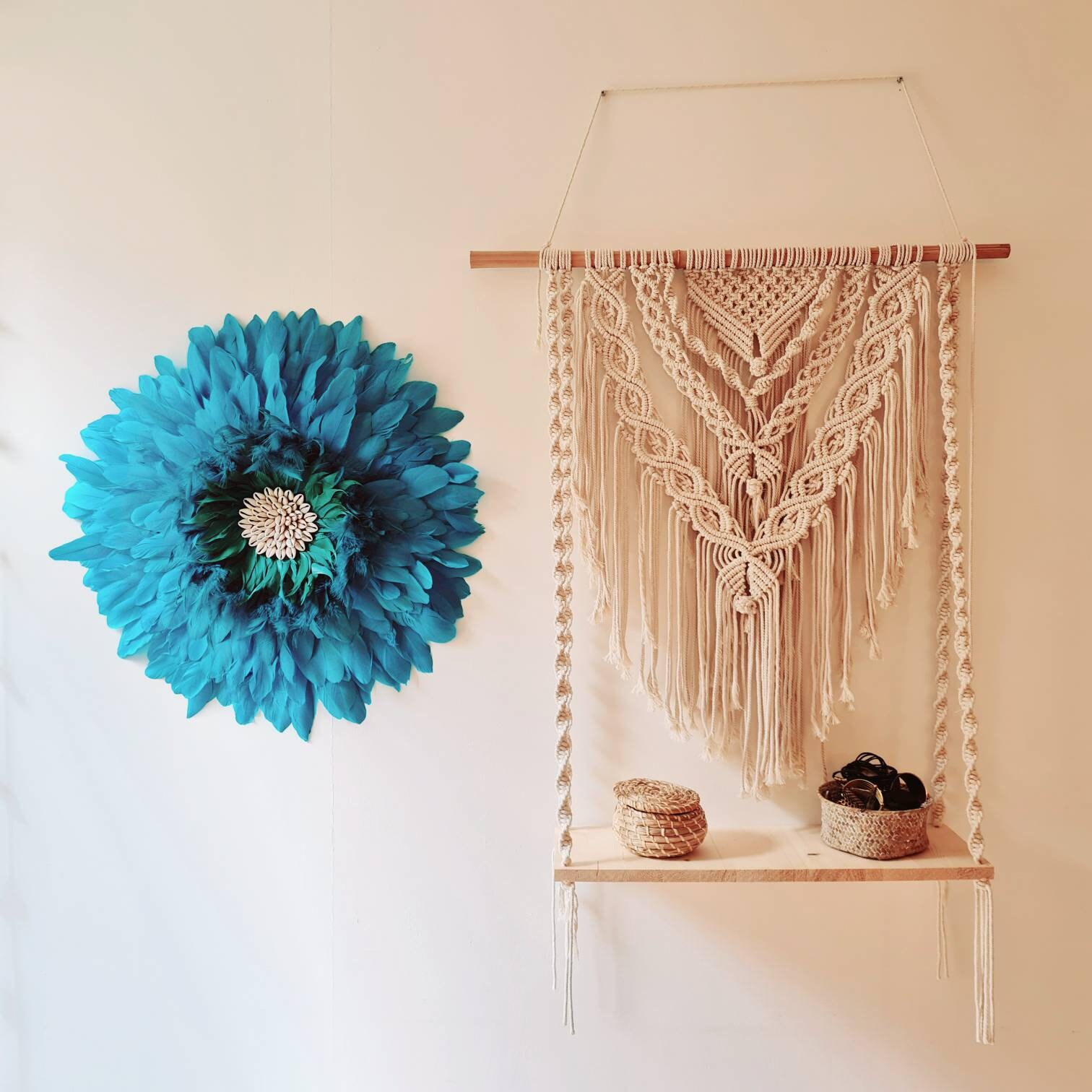 Juju Hat en Plumes Naturelles Turquoise et Cauris.