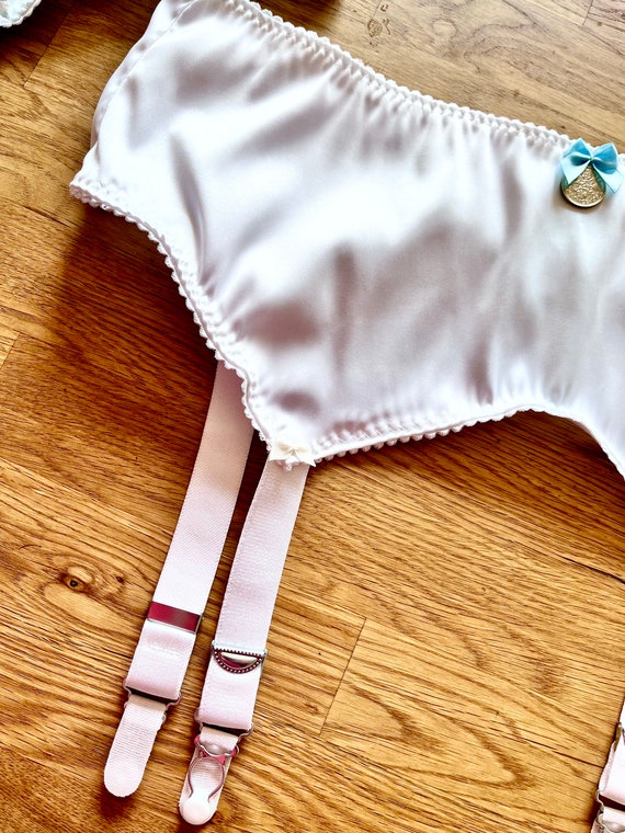 white satin garter belt Durex Naturals Extra Empfindliches Schmiermittel 100 ml (100 ml) main image 0