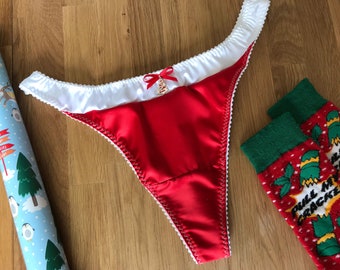 Santa Thong, string en satin rouge pour Noël avec bande de satin blanc et charme festif en taille plus uk6 - uk22 culotte en satin festive