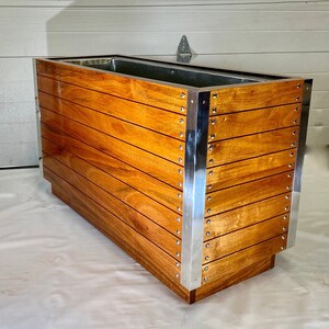 Großer Moderner Sichtschutz-Übertopf, kundenspezifische Pflanzkästen, schweres Holz in kommerzieller Qualität, Mid Century, Tahoe-Halle, Holzboot, montiert.