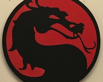 Könnte beinhalten: Eine schwarze Silhouette eines Drachen vor rotem Hintergrund. Der Drache blickt nach rechts und hat seinen Mund geöffnet. Der Drache ist ein beliebtes Symbol in vielen Kulturen und wird oft mit Stärke, Macht und Weisheit in Verbindung gebracht.
