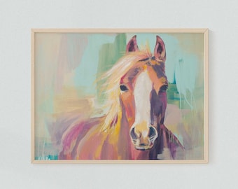 Op de afbeelding: Een ingelijst schilderij van een paardenkop met een lichtblauwe, roze en gele achtergrond. Het paard heeft een bruine vacht met een witte streep over zijn neus.