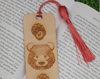 "Lesezeichen ""Bear"" aus Holz mit Quaste und Wunschmotiv."