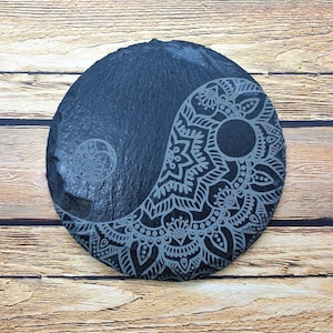 Posavasos de pizarra grabado con láser Ying Yang - Patrón redondo adornado de Yin Yang ideas de regalos bebidas de bar gris negro