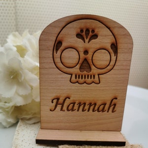 Zuckerschädel Gedeck, personalisiertes Holz, freistehendes Design Hochzeit Gedeck, rustikale Hochzeit, Hochzeitsdekor, Gothic