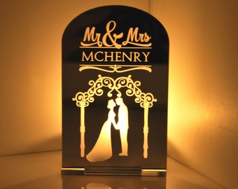 Mr & Mrs ウェディング キス、パーソナライズ - ミラー パースペックス ティーライト キャンドル ホルダー - デコレーション