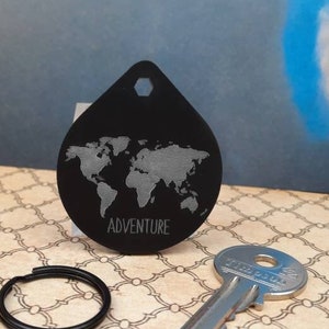 Adventure World Map - Gepersonaliseerde gegraveerde zwarte sleutelhanger met zwarte hoepel