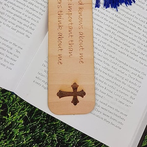 Marcador de madera grabado con láser con frase &quot;Qué Dios te bendiga&quot; - Gran regalo