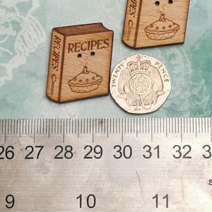 Rezeptbuch - Packung mit 2 lasergravierten Holzknöpfen