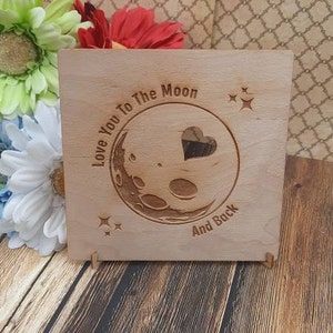 Ik hou van je tot de maan en terug - Gepersonaliseerde houten kaart met standaard en envelop - Uniek cadeau/Valentijnsdag/Verjaardag/Liefde
