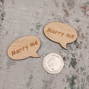 Tekstballon - Set van 2 lasergegraveerde houten knopen - houten tekstballon - Marry Me