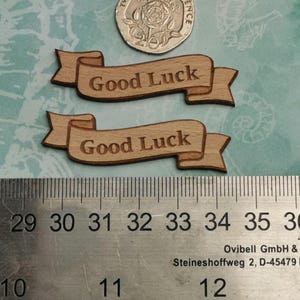 Good Luck Banner - 2er Pack lasergravierte Holzknöpfe