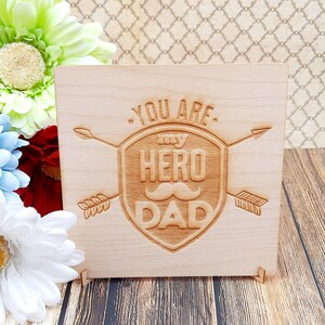 Cartão Hero Dad - Cartão de madeira personalizado com suporte e envelope - Presente exclusivo/Parceiro/Amor
