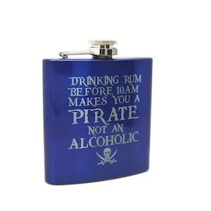 Peut inclure: Une gourde en métal bleu avec un couvercle argenté et le texte "Drinking rum before 10am makes you a pirate not an alcoholic" avec un crâne et des os croisés.