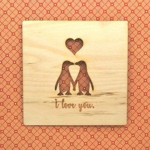 Penguin Lovers - Gepersonaliseerde houten kaart met standaard en envelop - Uniek cadeau / Valentijnsdag / Verjaardag / Liefde