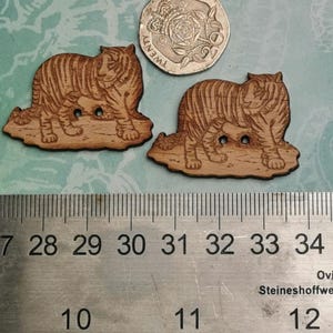 Tiger - 2er Pack laser gravierte Holzknöpfe