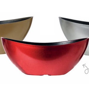 Puede incluir: Tres cuencos ovalados con acabado brillante, en oro, rojo y plata. Cada cuenco tiene un borde interior negro. La imagen incluye una pegatina "nuevo" y una flecha que apunta al texto "Nueva forma ovalada con acabado brillante."