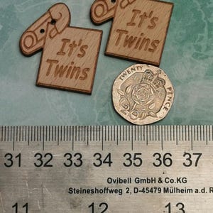 Seine Zwillinge - 2er Pack lasergravierte Holzknöpfe