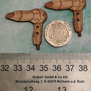Haartrockner - Packung mit 2 lasergravierten Holzknöpfen