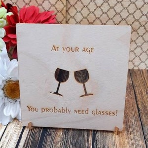 Vieille blague sur les verres à vin - Carte en bois drôle personnalisée avec support et enveloppe - Cadeau unique - Anniversaire/Anniversaire