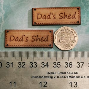Dads shed - Packung mit 2 lasergravierten Holzknöpfen