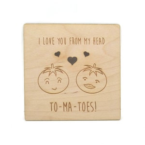 ¡Te amo desde mi cabeza tomates! - Tarjeta de madera personalizada con soporte y sobre- Regalo único/San Valentín/Aniversario/Amor