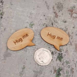 Tekstballon - Set van 2 lasergegraveerde houten knopen - houten tekstballon - Hug Me