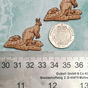 Kangeroo - Packung mit 2 lasergravierten Holzknöpfen