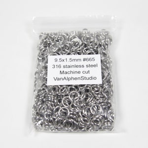 Peut inclure: Un sac en plastique transparent rempli de nombreux petits anneaux métalliques argentés et brillants. Les anneaux sont coupés à la machine, en acier inoxydable 316 et mesurent 9,5 x 1,5 mm. Le sac porte une étiquette blanche avec le texte "9.5x1.5mm #665 316 stainless steel Machine cut VanAlphenStudio".