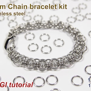 Könnte beinhalten: Ein Helm Chain Armband-Set aus Edelstahl. Das Bild zeigt ein fertiges Armband mit Verschluss, umgeben von losen Metallringen. Der Text auf dem Bild lautet "Helm Chain Armband-Set Edelstahl" und "+ CGI tutorial". Die Ringe sind 1,2 mm und 18swg.