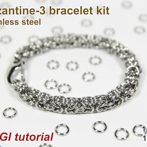 Peut inclure: Un kit de bracelet Byzantine-3 en acier inoxydable. Le bracelet est composé d'anneaux métalliques entrelacés et comporte un fermoir. L'image montre également des anneaux métalliques en vrac et le texte "+ CGI tutorial" et "1.2mm 18swg".